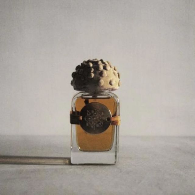 A visionary scent, pulled from the unconscious mind via an ocean of gauzy marine dreams. Sogno Reale brims with brine-leather, sea urchins and electrified air.

Calm sea meet volcanic fumes, woods and sun-bright shock of lemon and bergamot.

Warm rum and sweet, earthen patchouli swirl protectively around gentle tuberose and a quiet dose of hyraceum, warming its fur in the Mediterranean sun. Sogno Reale is balm for the soul, a talisman dreamed into existence, the unconscious mind made extraordinary perfumed flesh.

Captured by @scentclouds 

#mendittorosa #sognoreale #perfume #fragrance #parfum