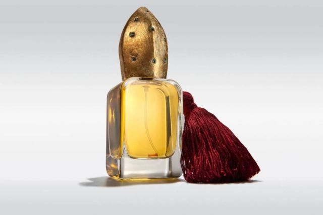 Osang – one of the most luxurious creations of Mendittorosa – has for almost nine years now infatuated perfume niche lovers around the world with its intriguing and overwhelming composition. A worthy homage to pulsating and inspiring Naples and the saint of the city, San Gennaro.

Three times a year, Naples gathers in and outside the cathedral. They cram together in coffeeshops to see the news on television. Everything comes to a standstill in these sacred and solemn moments, when San Gennaro hopefully again renews his bond with Naples and his blood in the flacon is exposed in front of thousands of citizens and faithful worshippers. Each time, everybody hopes that it liquifies again to promise good health, love, and prosperity.

Every year on the Saturday before the first Sunday in May, on September 19 and December 16, you can participate in the miracle even if you are not in Naples. Spray Osang on your body and rejoice with everybody else about this marvel of liquefaction.

The second rite of the yearly blood liquefaction, and perhaps the best known, is on September 19, the anniversary day of the beheading of the young bishop that was only 33 years old. It happened in Pouzzoli just outside Naples. Today, his sacred blood remains inside the cathedral of Naples. Carefully guarded and in the presence of the cardinal, the civil authorities, and the faithful, after the ritual prayers, the miracle is breathlessly awaited. Every time.

Mendittorosa itself has a deep bond with the city of Naples. And since Mendittorosa has chosen to speak with perfume instead of words. To talk and to share in honesty and freedom. Osang says: I love you, Naples. I also belong to you, and, above all, also when I reject you. Coming back to you seems like going back and rejuvenating. Everything regenerates, and perhaps the circle closes? This is the intimate meaning of Osang. A refined and powerful invitation. A mysterious and not easy way to read perfume. Try to meet Naples and its symbols out of the ordinary. Naples, as a demiurgic power. Naples, where the hidden truth of shadows can be found by olfaction.

You will find more info on Osang at the link in our bio!

#mendittorosa #osang