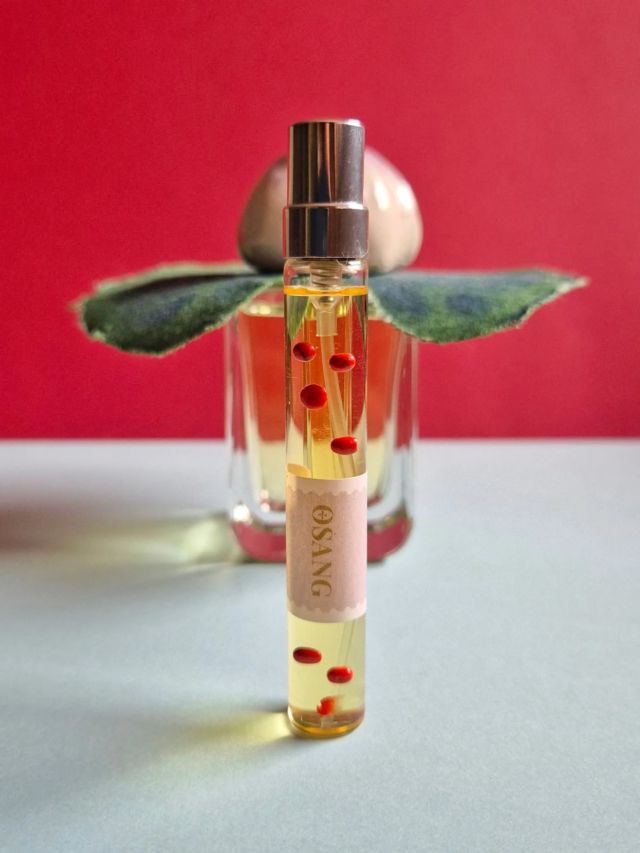 About layering

Just discovered an amazing match: Osang and Mauna.

The discovery comes from Stefania, and it was an instant of real “serendipity”.
She just sprayed Osang on her neck (left and right) from the monumental 100 ml flacon and then she used a 9 ml vial to spray her arms, yet in the vial was not Osang, but Mauna. Mistake? No - miracle!

From that day, she is repeating this kind of layering. Not wearing them on top of each other but in two different parts of the body. And the result is spectacular. She really feels wrapped in a cloud of well-being.

So it is time to share! Osang + Mauna. Happy Goodness.

#mendittorosa #mauna #osang #perfume #parfum #profumo #layering