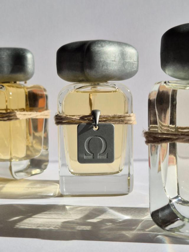 Capturing the light around it in order to reveal the light within. To absorb the sunshine, and then, to reflect it back from the inside.

Because in opposites, we find balance.

The end, limit, closure. Omega is Alfa’s opposite, deriving an aloof elegance and composure from the quietude of its mortality. 

A leather heart is draped in velveteen layers of Egyptian cumin and white musk. Iris and vanilla add sensual, gourmand allure.

#mendittorosa #omega #parfum #perfume #profumo